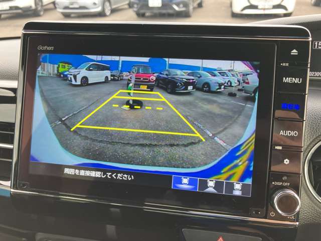 ★バックカメラ装備★シフトレバーを「R」の位置にすると、自動的に後方の様子をカラー画像で表示。バックの際の安心感を高めます★