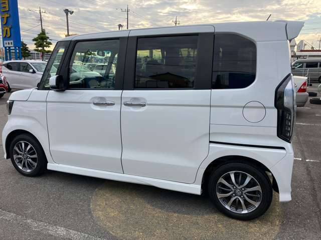 雹による凹みが少しありますが、その分価格がお買い求めやすくなっております。状態は担当営業までお申しつけ下さい。