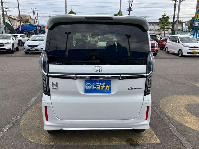 雹による凹みが少しありますが、その分価格がお買い求めやすくなっております。状態は担当営業までお申しつけ下さい。