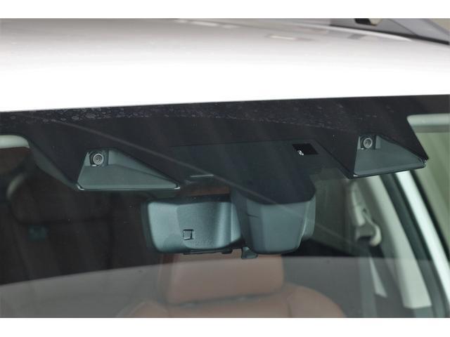 アイサイトはステレオカメラによる認識と制御によって、クルマや歩行者、白線などを識別、カラー画像によるブレーキランプの認識など、あらゆるシーンでより高度な運転支援を実現しています。