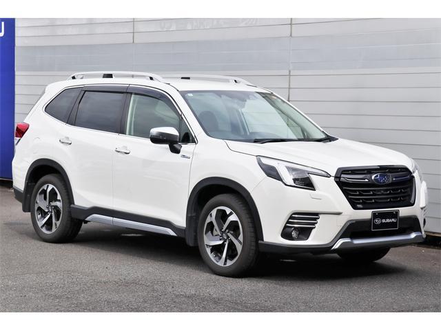 ヘッドライトは高光度のLED、ステアリング操作に連動してヘッドライトの向きを変え、進行方向を照らしてくれます。