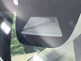 【ホンダセンシング】走行中に前方の車両等を認識し、衝突しそうな時は警報とブレーキで衝突回避と被害軽減をアシスト。より安全にドライブをお楽しみいただけます。