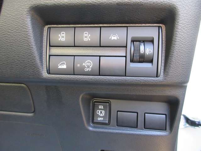 運転席から手の届きやすい位置にスイッチ類が付いており便利♪