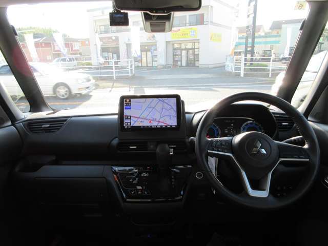 大きなフロントガラスで前方視界確保