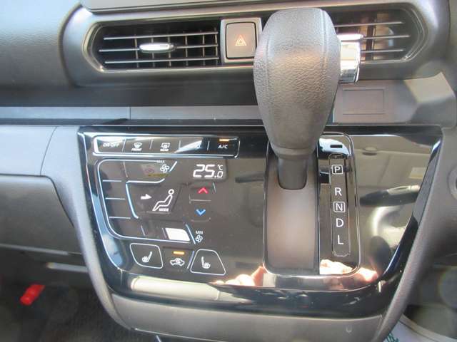 握りやすいシフトノブにオートエアコンで快適ドライブ♪