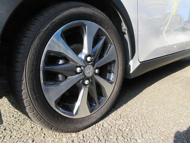 純正でかっこいいアルミホイール♪