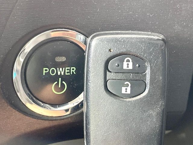 【スマートキー】カバンやポケットに入れたままでもドアの施錠・解錠が可能なスマートキーを装備。エンジンのオン・オフ時もカギを取り出す必要が無いからとっても便利です♪