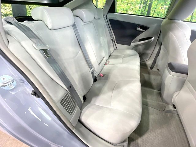 後部座席も気になるようなキズ・汚れやへたり等、大きなダメージはなく、良好な状態です。