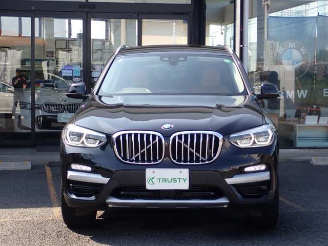 BMW在庫保有台数常時100台以上！ご来店の際はBMW本店（厚木市下荻野140-1）にご来店ください！弊社自慢の全天候型ショールーム！BMW在庫保有台数常時100台以上ございます！