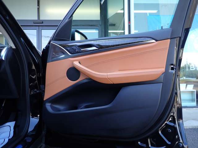 BMW在庫保有台数常時100台以上！ご来店の際はBMW本店（厚木市下荻野140-1）にご来店ください！弊社自慢の全天候型ショールーム！BMW在庫保有台数常時100台以上ございます！