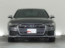 Audiデザインの特徴であるシングルフレームグリルが存在感を主張します。