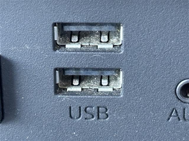 【USB端子】USB接続もついていますので携帯などの電子機器の充電にも使えて便利です♪