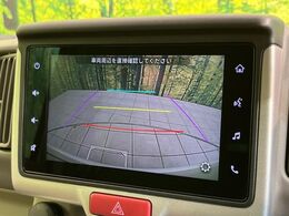 【バックカメラ】駐車時に後方がリアルタイム映像で確認できます。大型商業施設や立体駐車場での駐車時や、夜間のバック時に大活躍！運転スキルに関わらず、今や必須となった装備のひとつです！