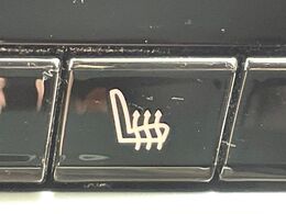 ●全席シートヒーター：高級感あふれるレザーシートに、前席・後席にシートヒーターを搭載しております。