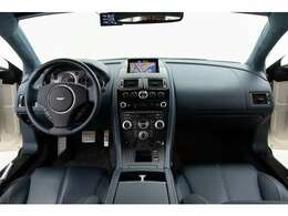内装はブルーレザーシートを採用し、アストンマーチンらしい上品かつお洒落な組み合わせで非常に使用感の少ないお車となっております。