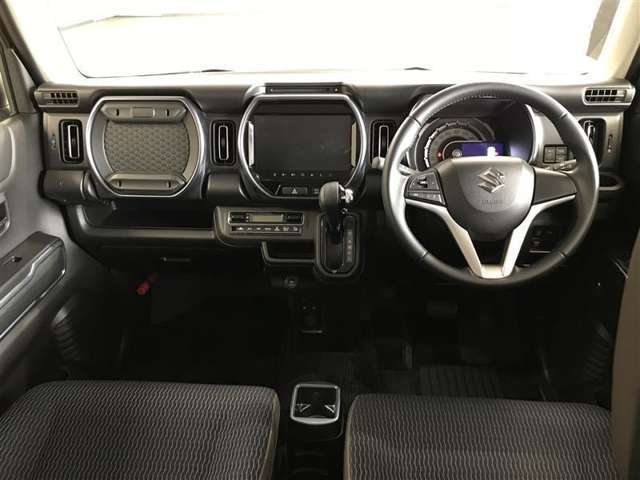 見通しのいい視界と最適なレイアウトで運転しやすいです。
