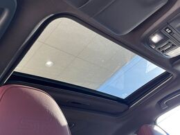 【サンルーフ】開放感たっぷりの希少装備、サンルーフが装着されています！車内に明かりを取り入れたり景色を楽しむ以外にも、車内の空気も簡単に換気できて快適です！