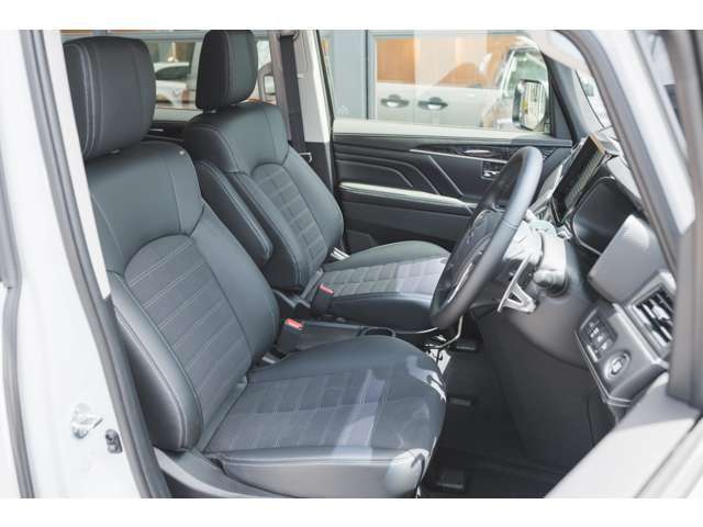 納車前にしっかりとルームクリーニング、外装美装を実施！とにかく気持ちよく乗り始めていただけるように隅々まで綺麗にしていきます！