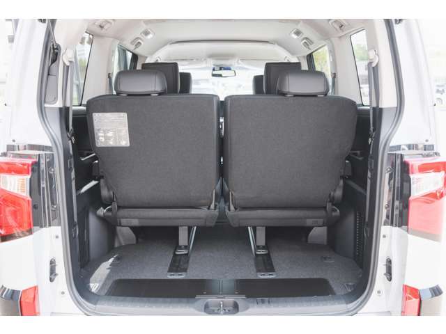 三列目に乗車しても荷室スペースは確保されております。