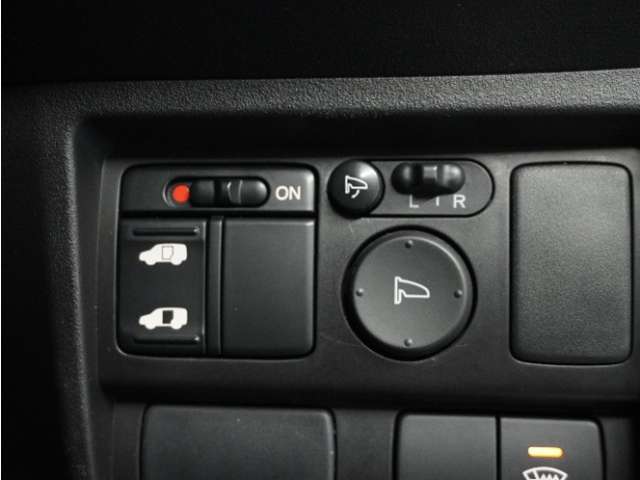 ◆片側電動スライドドア◆狭い駐車場でも乗り降りが楽々♪お子様が隣の車にドアを当ててしまう心配もございません！小さなお子様連れの方もこれで安心。
