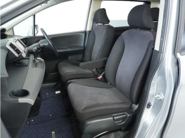 運転席と助手席は足元が繋がっているので自由に行き来しやすいので駐車場が狭いときでも助手席側からスムーズに乗り降りできて便利！