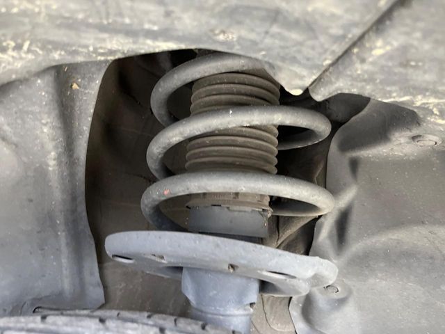 お車を安心してお乗りいただく為には、足回りの定期点検が欠かせません。サービスサポート（有償保証）では無料点検もご提供しており、安心のカーライフをお過ごしいただけるサポート体制が整っています。