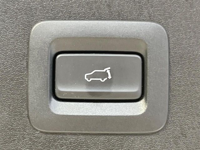 【パワーバックドア】スマートキーや運転席のボタンを押すだけでリアゲートが自動で開閉します！荷物を持っている時や、高い位置にあるバックドアを閉める際に便利な機能です♪