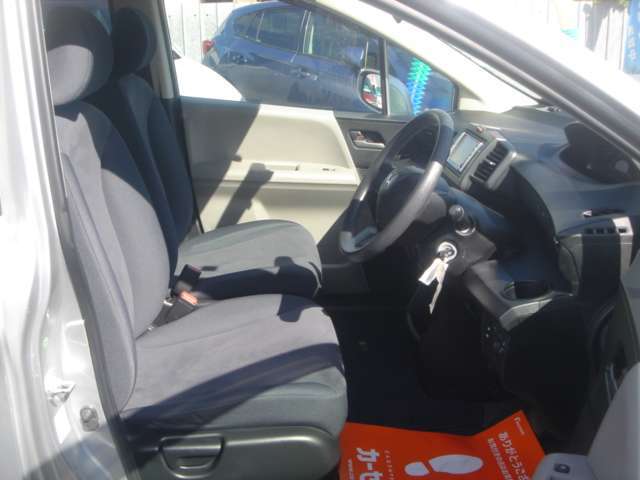 運転席回りも広々快適です！！