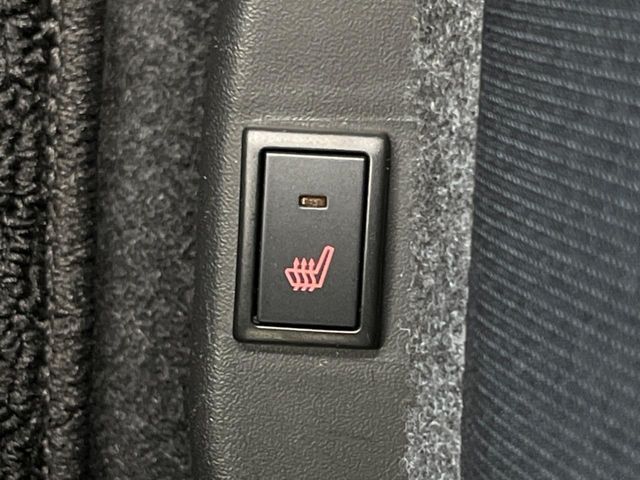【シートヒーター】寒い日に重宝するシートヒーター！エアコンより早く温まってくれるので寒がりの人も安心ですね♪エアコンの温風は乾燥するから苦手、という方にもをおすすめです。
