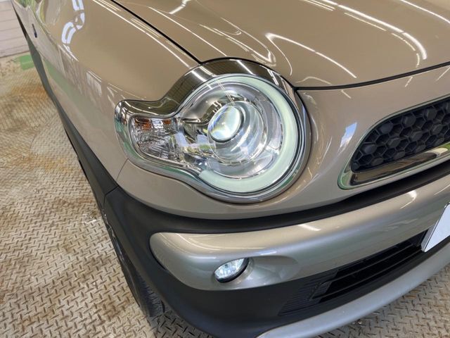 【LEDヘッドライト】悪天候や夜間走行時も良好な視界を確保し安心して運転できる高輝度LEDヘッドライトを装備！点灯速度が早く、消費電力も抑えられています。