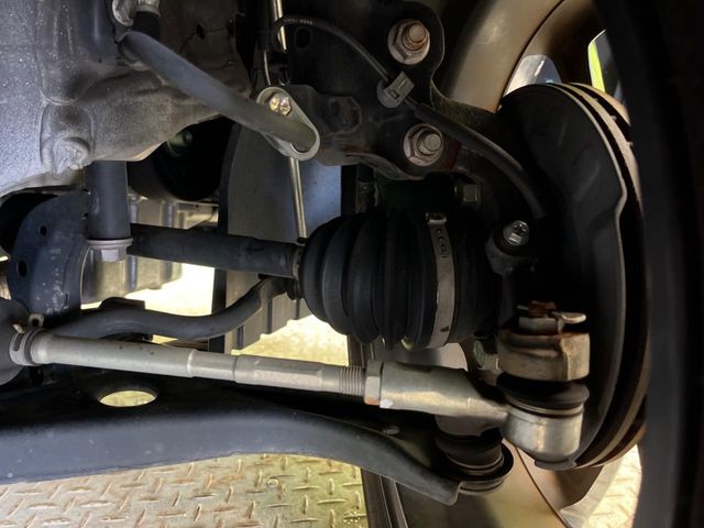 お車を安心してお乗りいただく為には、足回りの定期点検が欠かせません。サービスサポート（有償保証）では無料点検もご提供しており、安心のカーライフをお過ごしいただけるサポート体制が整っています。