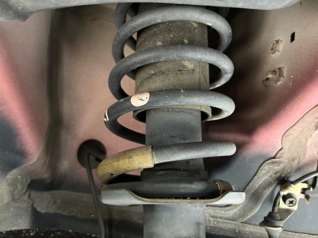 お車を安心してお乗りいただく為には、足回りの定期点検が欠かせません。サービスサポート（有償保証）では無料点検もご提供しており、安心のカーライフをお過ごしいただけるサポート体制が整っています。
