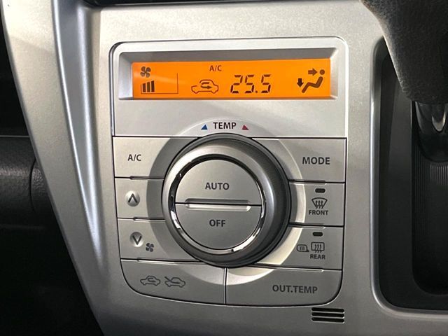 【オートエアコン】一度お好みの温度に設定すれば、車内の温度を検知し風量や温度を自動で調整。暑い…寒い…と何度もスイッチ操作をする必要はありません。快適な車内空間には必須の機能ですね♪