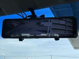 ◆【デジタルルームミラー】車両後方カメラの映像をルームミラーに映すことが出来ます。 そのため、後席に人や荷物があって後方が見えづらい場合でもしっかり視界を確保することが出来ます。