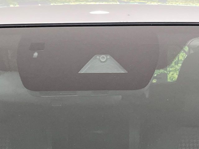 【スマートシティブレーキサポート】低速走行中に前方の車両等を認識し、衝突しそうな時は警報とブレーキで衝突回避と被害軽減をアシスト。より安全にドライブをお楽しみいただけます。