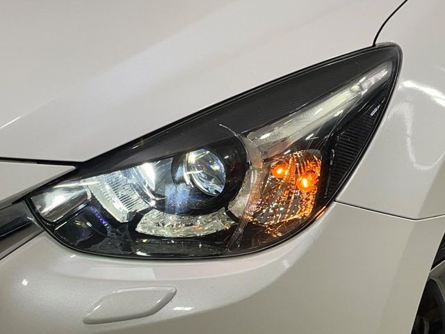 【LEDヘッドライト】悪天候や夜間走行時も良好な視界を確保し安心して運転できる高輝度LEDヘッドライトを装備！点灯速度が早く、消費電力も抑えられています。