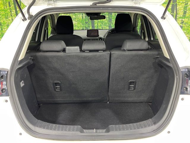 普段のお買い物や通勤、送迎等に十分な荷室スペースを確保しております。セカンドシートを倒すと、大きな荷物の積載も可能です♪