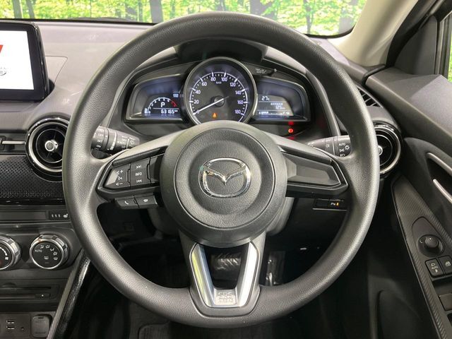 インテリアに合わせたデザインのステアリングは、運転される方のことも考え、運転しやすい形状、大きさです。是非一度、実際に触ってお確かめください。