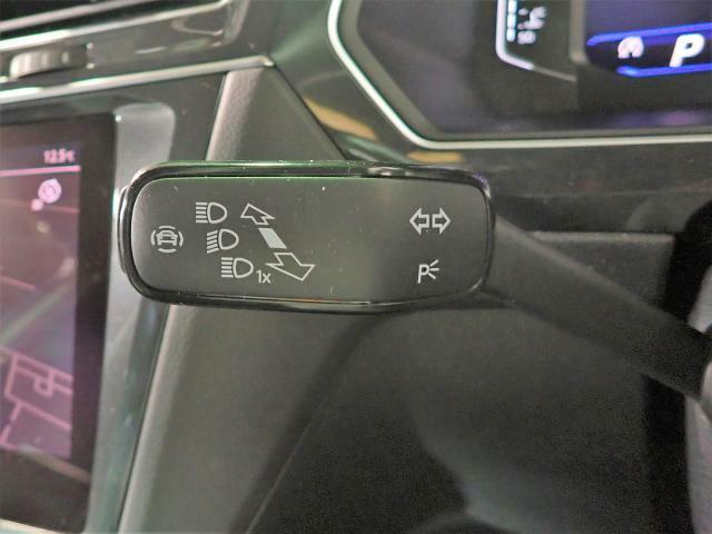 方向指示器は左手での操作となります。国産車と輸入車の操作で大きく違うので注意してください。