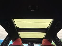 【大型サンルーフ】車内の解放感が一気に上がる大型のパノラマルーフ！季節を問わず開放的で快適なドライブをお楽しみいただけます。流通量も少なく希少価値の高い人気の装備です♪