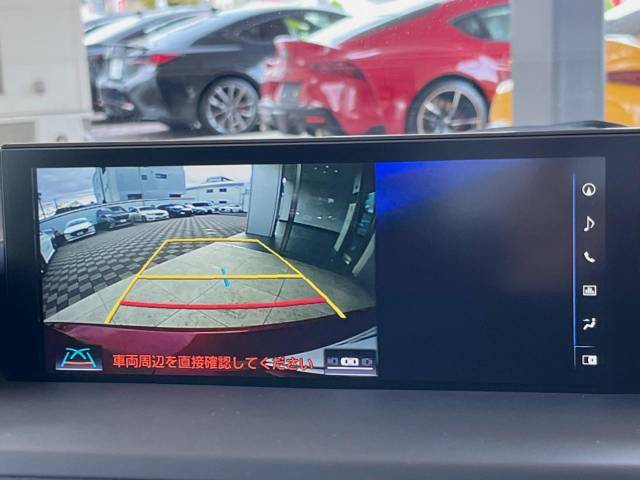 【バックカメラ】駐車時に後方がリアルタイム映像で確認できます。大型商業施設や立体駐車場での駐車時や、夜間のバック時に大活躍！運転スキルに関わらず、今や必須となった装備のひとつです！