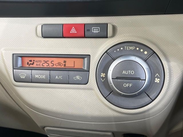 【オートエアコン】一度お好みの温度に設定すれば、車内の温度を検知し風量や温度を自動で調整。暑い…寒い…と何度もスイッチ操作をする必要はありません。快適な車内空間には必須の機能ですね♪