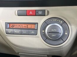 【オートエアコン】一度お好みの温度に設定すれば、車内の温度を検知し風量や温度を自動で調整。暑い…寒い…と何度もスイッチ操作をする必要はありません。快適な車内空間には必須の機能ですね♪