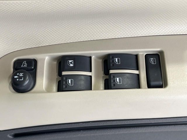 【電動格納ミラー】サイドミラーは電動格納式となっており、狭い駐車場でもキズがつくリスクを抑えられます。