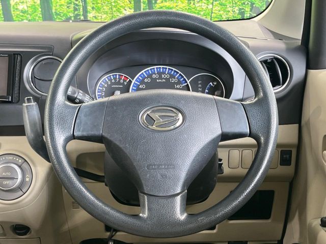 インテリアに合わせたデザインのステアリングは、運転される方のことも考え、運転しやすい形状、大きさです。是非一度、実際に触ってお確かめください。