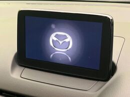 【マツダコネクトナビ】車内の雰囲気にマッチした一体型タイプのナビ。各種車輌設定やBluetooth再生等、様々な機能が楽しめます。直感的なダイヤル操作が可能で、使い勝手も良好です。