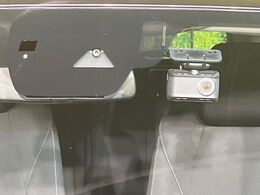 【スマートシティブレーキサポート】低速走行中に前方の車両等を認識し、衝突しそうな時は警報とブレーキで衝突回避と被害軽減をアシスト。より安全にドライブをお楽しみいただけます。