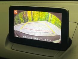 【バックカメラ】駐車時に後方がリアルタイム映像で確認できます。大型商業施設や立体駐車場での駐車時や、夜間のバック時に大活躍！運転スキルに関わらず、今や必須となった装備のひとつです！