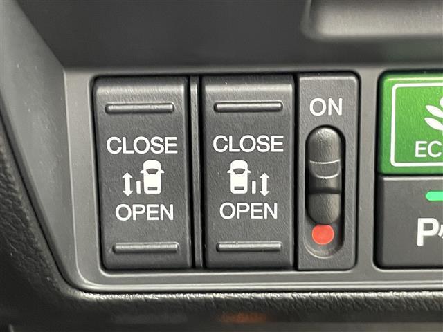 【両側パワースライドドア】小さなお子さまでもボタン一つで乗り降りラクラクです！両手に荷物を抱えている状態でもボタンを押せば自動で開閉するので、お買い物やお出かけの際にはとっても重宝します！