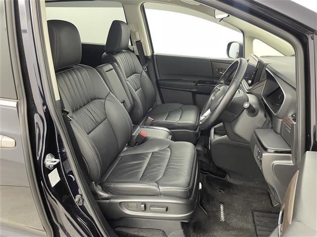 【黒革シート（メーカーオプション）】ゆったりとした座り心地と、車内を広々と使える快適性に長けているので、快適な時間をお過ごしいただけます！